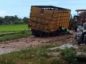 Jalan Poros Rawapitu Rusak Parah, Sulit Dilalui Kendaraan