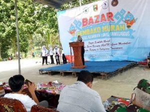 Bupati Dewi Handajani Membuka Bazar Sembako Murah di Pugung