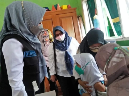 Bupati Tanggamus Tinjau Pelaksanaan Vaksinasi Terhadap Pelajar SD