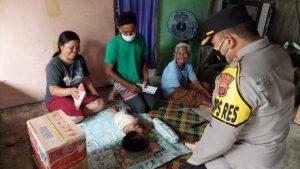 Kapolres Tanggamus Berikan Bantuan Balita Lumpuh di Semaka