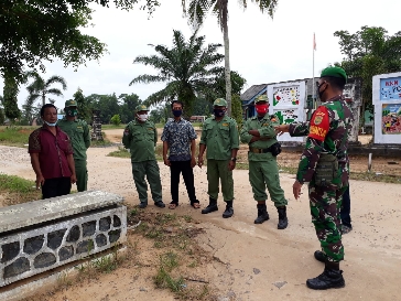 Babinsa Roy Martin Instrukikan  Linmas Menjadi Pelopor Keamanan Desa