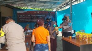 Polsek Kota Agung Bagikan Ratusan Minyak Goreng dalam Vaksinasi Massal
