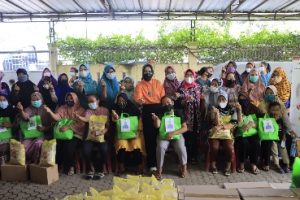 TP PKK dan BKOW Provinsi Lampung, Serahkan Paket Sembako untuk Masyarakat Terdampak Covid-19