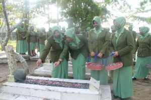Ketua Persi KCK cabang XLIX Ny. Joko Sunarto Pimpin Ziarah ke Makam Pahlawan