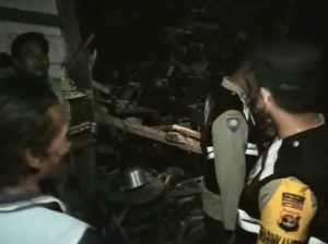 Polsek Talang Padang Identifikasi dan Bantu Bersihkan Puing Rumah Roboh di Gunung Alip