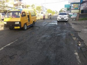 Jalan Poros Dekat Rumdin Pejabat Lampung Utara Rusak, Motor Jadi Korban