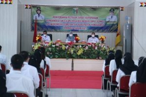 Bupati Tanggamus Menyerahkan Petikan Surat Keputusan Pengangkatan CPNS