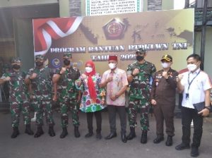 Walikota Bandar Lampung Bersama Aster Panglima TNI Mayjen Sapriadi Tinjau Bantuan Di Kodim 0410/KBL