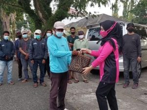 Bhayangkari Tanggamus Bagikan Takzil dan Tali Asih di Lapangan Merdeka