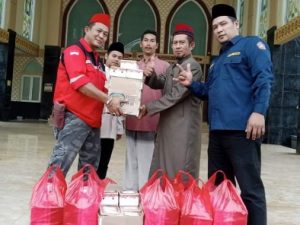 Ketua DPRD Lampung Selatan (Lamsel), H. Hendry Rosyadi Berbagi Paket Buka Puasa
