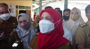 Walikota Bandar Lampung Bagikan Sembako Bagi Warga  Pidada Panjang