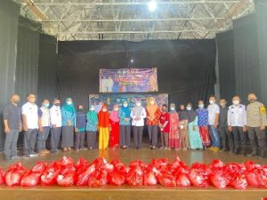 Bupati Dewi Handajani, Serahkan  Bantuan dari Bazar Amal Berkah Ramadhan