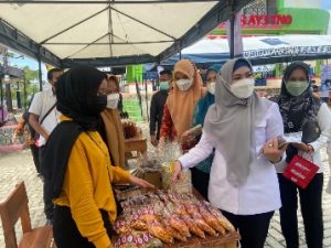 Bupati Dewi Handajani Kunjungi Bazar Takjil Ramadhan UMKM Expo