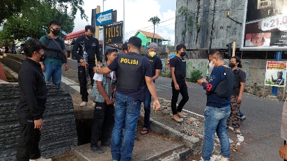 Dipimpin Kasat Reskrim Polres Tanggamus, Satgas Anti Begal Patroli Sore dan Premanisne di Jalinbar