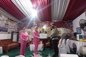 Kapolres Dampingi Ketua Bhayangkari Cabang Tulang Bawang Berikan Bingkisan Untuk Personel Yang Terlibat Operasi Ketupat Krakatau 2022