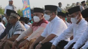 Bupati Nanang Ermanto Beserta Keluarga Sholat Idul Fitri Lapangan PTPN VII Tanjung Bintang