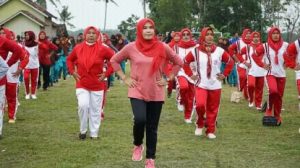 Bunda Winarni Nanang Ermanto Senam Bersama Masyarakat Dan Pelajar Tingkat SMP Dan SMA