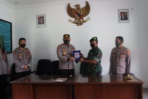 Tingkatkan Solidaritas, Kapolres Tanggamus Silaturahmi Halal Bihalal di Tiga Koramil