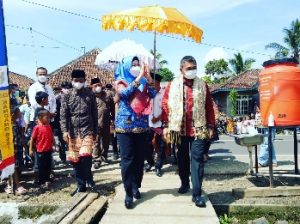 Bupat Dewi Handajani Hadiri Peresmian Berakhirnya Pelatihan Pencak Silat Lampung  Padang Guci
