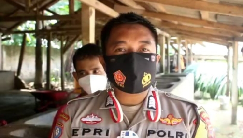 Bhabinkamtibmas Bripka Epri Mohansyah Monitoring Penyakit Mulut dan Kuku Hewan Ternak di Air Naningan