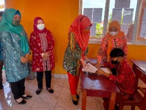 Bupati Dewi Handajani Tinjau Pelaksanaan Ujian Nasional di SD Negeri 3 Kuripan
