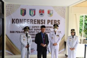 Sekdaprov Lampung Bersama Tiga Penjabat Bupati Beri Keterangan Pers