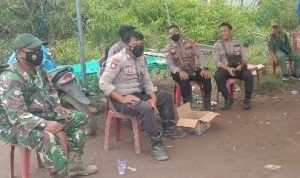 Babinsa dan Bhabinkamtibmas Desa Sidang Muara Jaya Latih Linmas