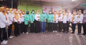 Ketua TP PKK Provinsi Lampung dan Dharma Wanita Biro Umum Setdaprov Lampung Kembali Salurkan Bantuan Sembako Program SiGer