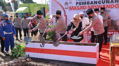 Waka Polri Letakan Batu Pertama Pembangunan Masjid di Kediri