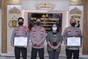 Kapolda Lampung  bersama 28 personel menerima sertifikat Penghargaan