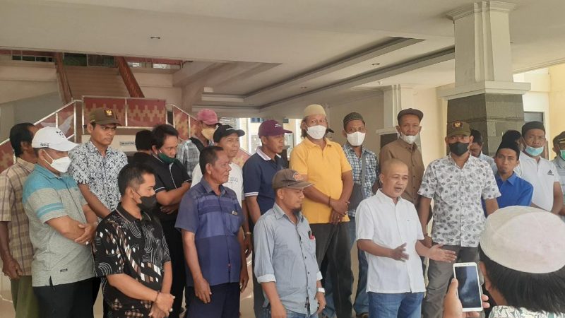 Ketu RT dan RW  Empat Kelurahan di Menggala Tuntut Bupati