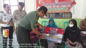 Babinsa Awasi Pembagian BLT-DD Kampung Bogatama