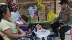 Kapolsek Talang Padang Beri  Anak Penderita Paru Paru dan Penyempitan Tenggorokan