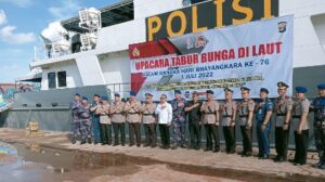 Dir Binmas Polda Lampung Pimpin Tabur Bunga di Laut