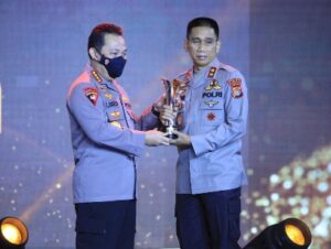Mantap!! Kapolda Lampung Terima Hoegeng Awards 2022 kategori “Polisi Berintegritas”
