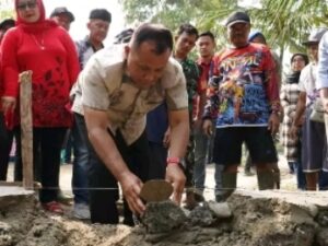 Bupati Lampung Selatan Memberikan Bantuan Bedah Rumah