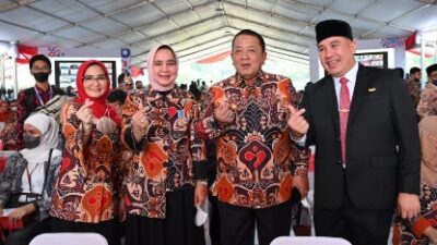 Bupati Pesawaran Mendapat Penghargaan Satyalencana Wira Karya