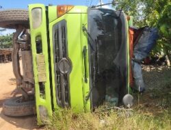Mobil Dump Truk Muatan 21 Ton Batu Terbalik di Jalan Poros Rawajitu