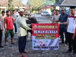 Kapolres Tulang Bawang Serahkan Hewan Kurban Untuk Tiga Ponpes