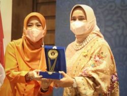 Ketua TP PKK Provinsi Lampung Terima IKWI Award Tahun 2022 Sebagai Perempuan Inspiratif Bidang Sosial