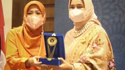 Ketua TP PKK Provinsi Lampung Terima IKWI Award Tahun 2022 Sebagai Perempuan Inspiratif Bidang Sosial
