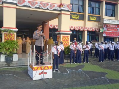 Kapolsek Panjang Jadi Inspektur Upacara di SMPN 11 dan SMPN 37,