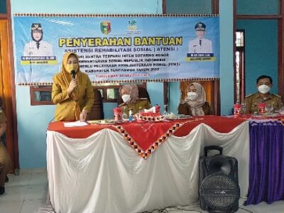 Bupati  Dewi Handajani Hadiri Penyerahan Bantuan Asistensi Rehabilitasi Sosial