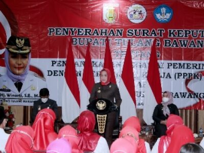 Bupati Winarti Serahkan 292 SK Tenaga Didik PPPK SD dan SMP Tulang Bawang