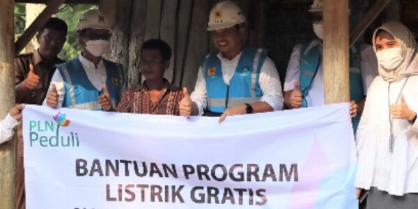 Kado Perayaan HUT RI ke-77, PLN Nyalakan Listrik Gratis Untuk 102 Rumah Warga Belum Berlistrik di Lampung