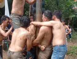 Buang Ego, Panjat Pinang PWI Lampung Utara Ditaklukkan Peserta