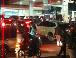 Isu BBM Naik, Warga Serbu SPBU Di Bandar Lampung