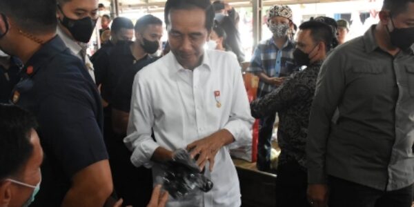 Masyarakat Bandar Lampung Sambut Meriah Kedatangan Presiden Jokowi