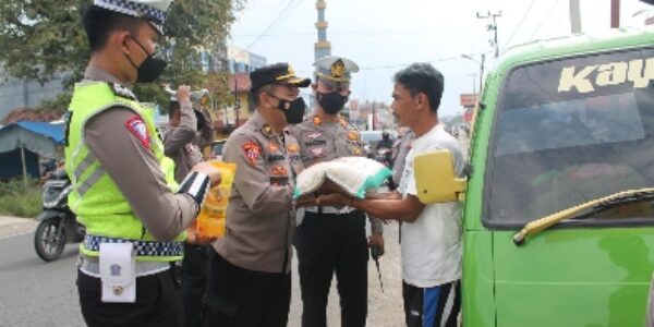 Satlantas Polres Pesawaran Bagikan Sembako Kepada Sopir Angkot