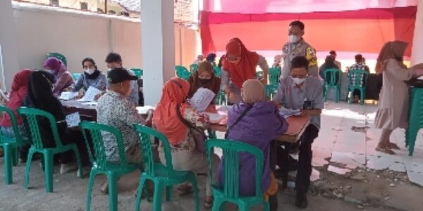 Polsek Tanjung Karang Barat Laksanakan Pengamanan Pembagian BLT